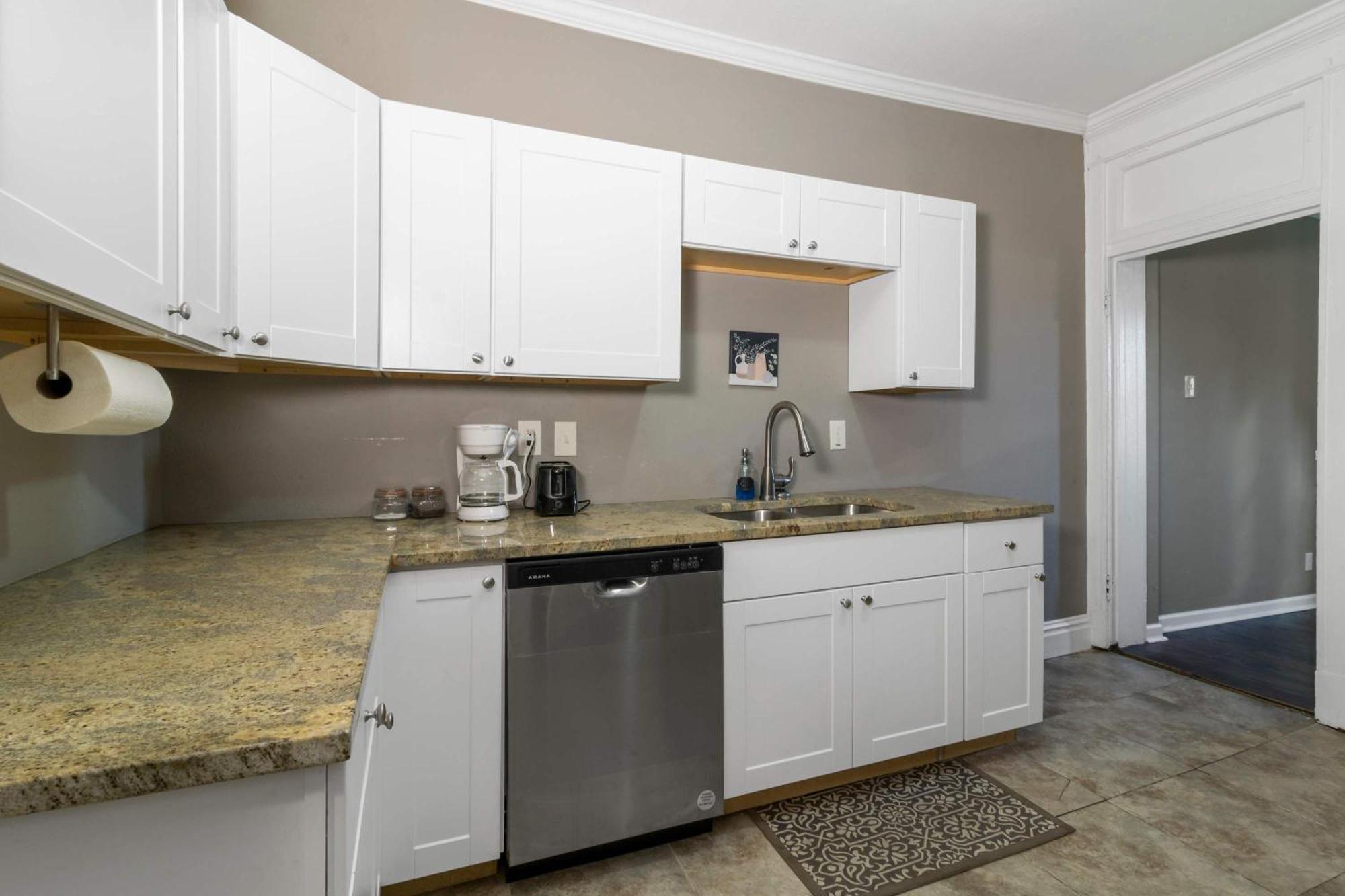 Roomy 2br-1ba Wfh Desk & Backyard Apartamento Saint Louis
