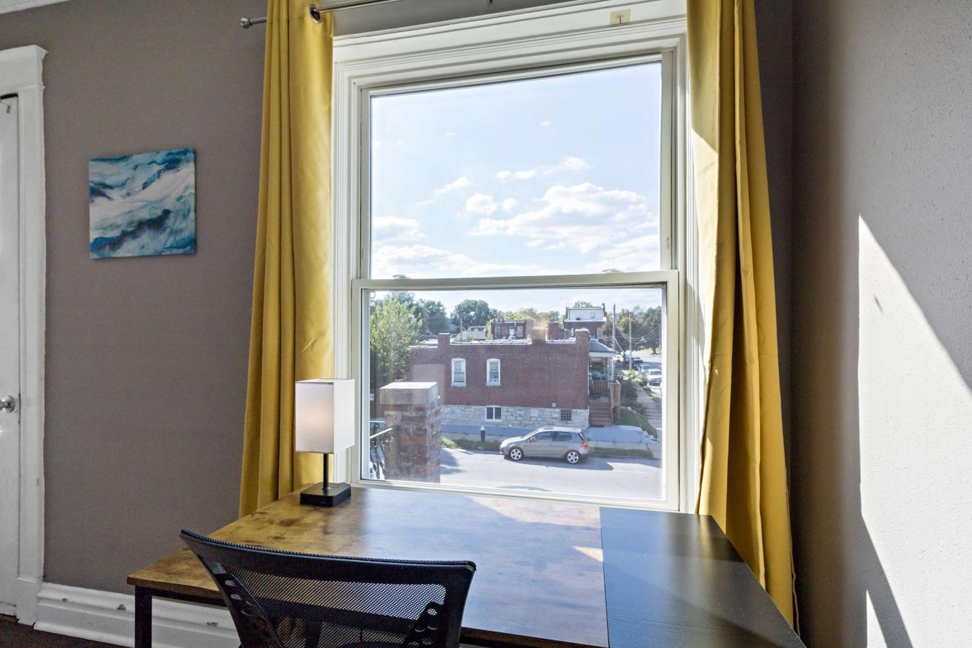 Roomy 2br-1ba Wfh Desk & Backyard Apartamento *